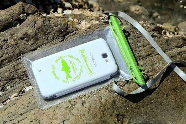1. Sử dụng túi chống nước để bảo quản điện thoại. Ở những vùng hay xảy ra bão lũ, mỗi nhà nên chuẩn bị sẵn những chiếc túi chống nước cho điện thoại. 