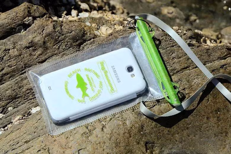 1. Sử dụng túi chống nước để bảo quản điện thoại. Ở những vùng hay xảy ra bão lũ, mỗi nhà nên chuẩn bị sẵn những chiếc túi chống nước cho điện thoại. 