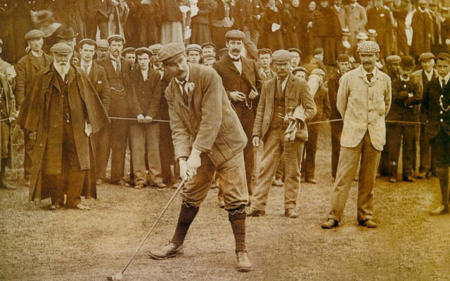 Sau này, nhiều sân golf bắt đầu đề ra những quy định khắt khe hơn về trang phục cũng như các dụng cụ cần có để chơi golf như: bộ gậy, bóng, túi golf, găng tay... Cũng từ đó, dần dần golf được xem là môn thể thao “đắt đỏ” dành cho những người giàu có.