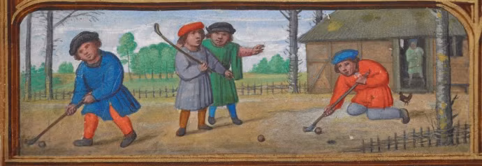 Sân chơi của golf không quy định phải tiêu chuẩn hóa mà toàn bộ quá trình chơi và thi đấu đều diễn ra ở một khoảng khu vực đã được bố trí theo một chu trình sắp đặt trước. Một sân golf tiêu chuẩn có 9 hoặc 18 lỗ, mỗi lỗ trên sân đi kèm với một khu vực phát bóng và một khu vực putting green. Ở giữa hai khu vực trên là các dạng địa hình fairway, rough, bunker và các chướng ngại vật khác như hồ nước, đá…