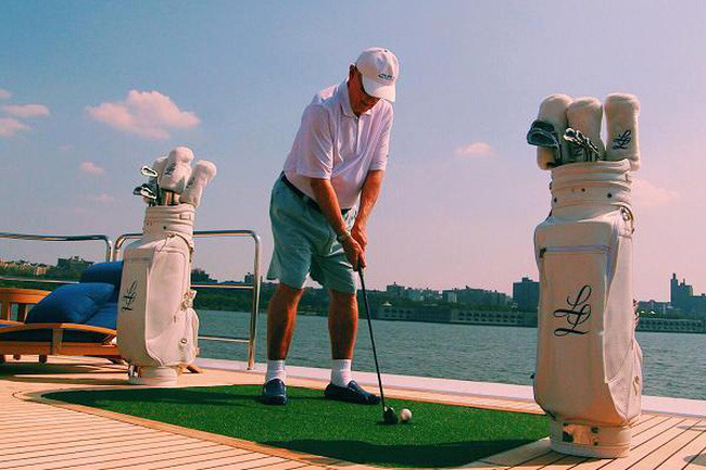 Năm 1744, câu lạc bộ golf đầu tiên ra đời. Đến năm 1914, đã có 1801 câu lạc bộ được thành lập tại Anh. Đây cũng là giai đoạn bộ môn này lan truyền khắp thế giới.