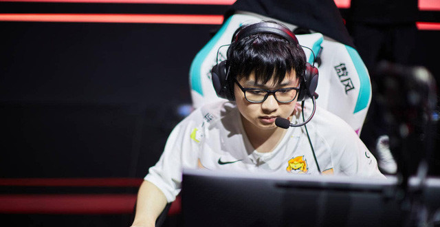 Mới đây trên diễn đàn baidu, một người tự xưng là cựu nhân viên LPL đã hé lộ mức lương của SofM tại Suning. Theo người này, số tiền mà SofM nhận được mỗi năm không dưới 20 triệu Nhân dân tệ, tương đương 65,7 tỷ đồng/năm, 5,5 tỷ/tháng.