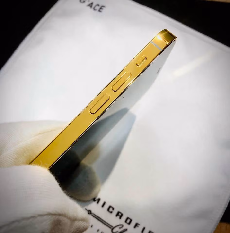 Giá mạ vàng cho iPhone 12 Pro khá cao, 106 triệu đồng. Tại Việt Nam, giá bán của iPhone 12 Pro chính hãng từ 29 triệu đồng.