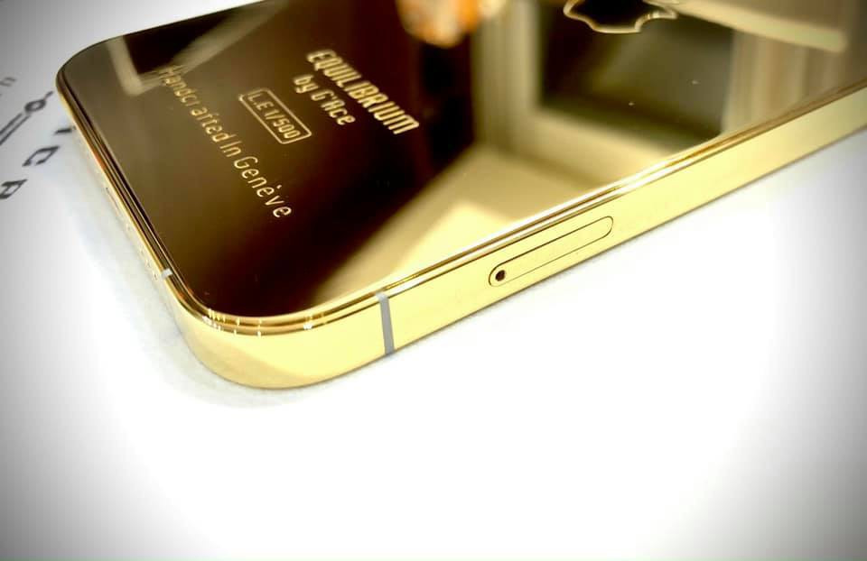  iPhone 12 Pro phiên bản mạ vàng này mất khoảng 83 giờ để hoàn thiện và sẽ mất tính năng sạc không dây.