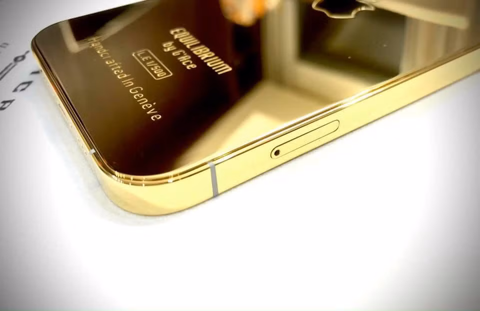  iPhone 12 Pro phiên bản mạ vàng này mất khoảng 83 giờ để hoàn thiện và sẽ mất tính năng sạc không dây.