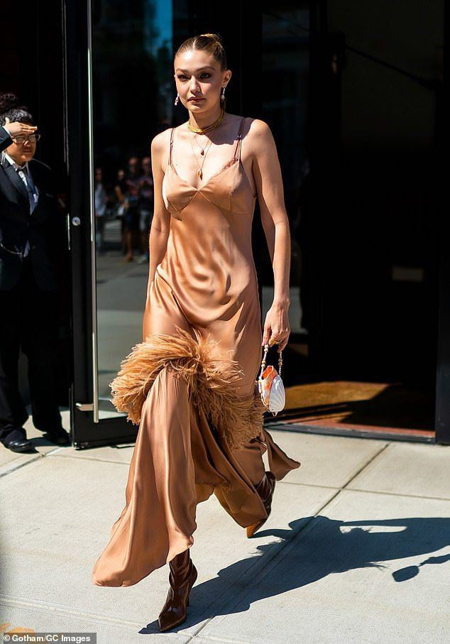 Đây là khuyết điểm thường thấy của các mỹ nhân khi diện mốt váy lụa.