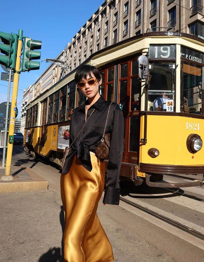 ...Và Khánh Linh đều không thể khắc phục lỗi trang phục này khi diện váy lụa.