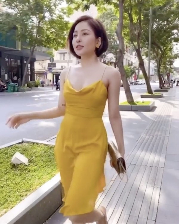 Những chiếc váy lụa rất khó để xử lí khi bước đi hay gặp gió quá mạnh.