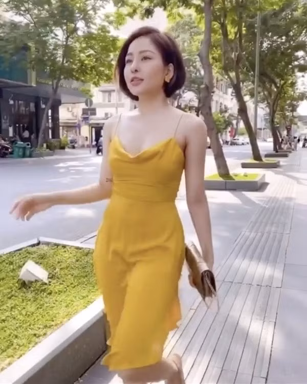 Những chiếc váy lụa rất khó để xử lí khi bước đi hay gặp gió quá mạnh.