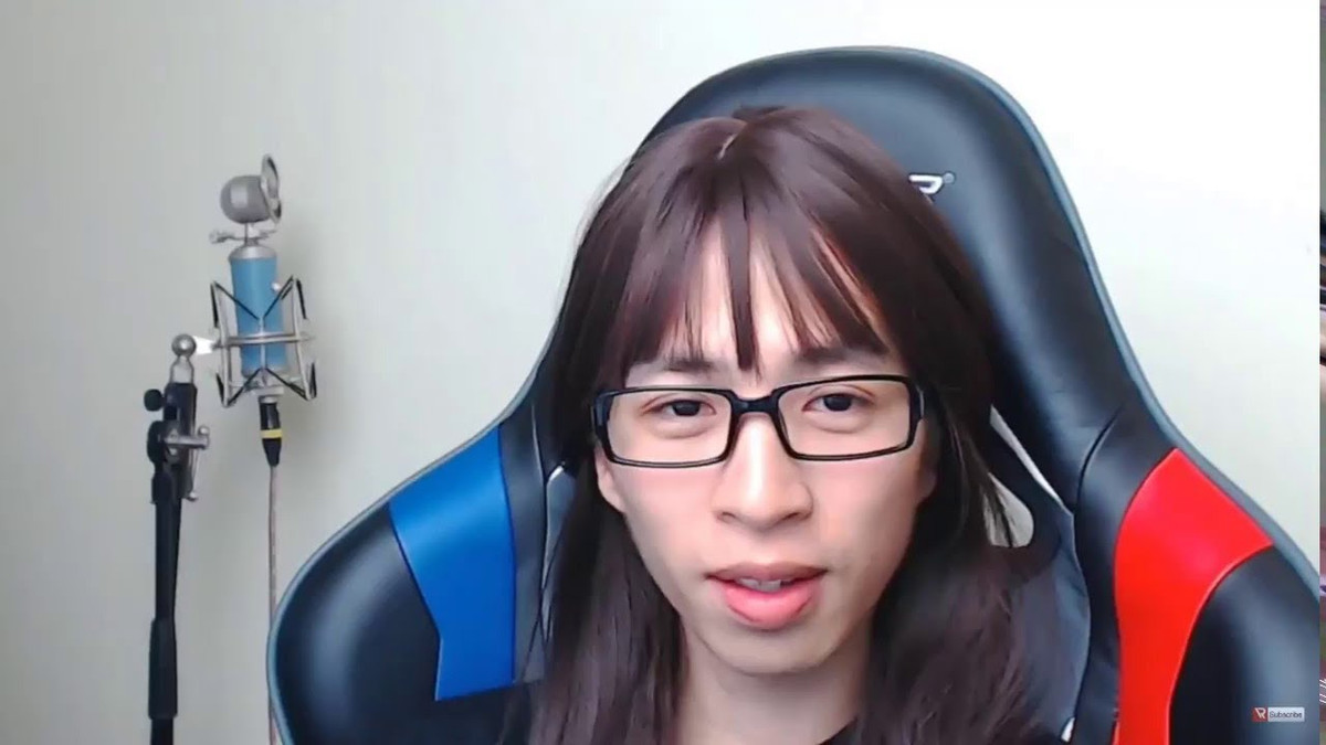 Trước đó ViruSs đã có màn đội tóc giả khi lên hình khiến các fan hết hồn cười nghiêng ngả.