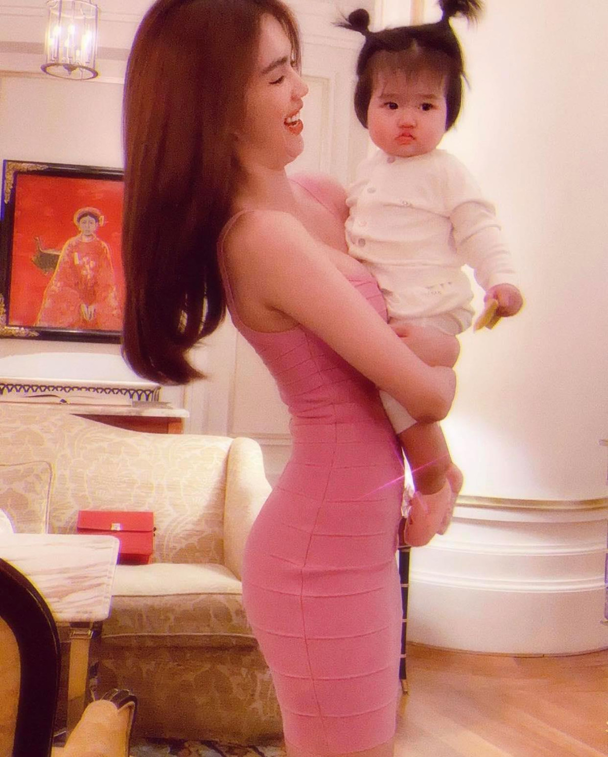 Nhan sắc ngọt ngào cùng thân hình gợi cảm, Ngọc Trinh cực yêu thích những chiếc váy tông hồng nữ tính ôm sát cơ thể.