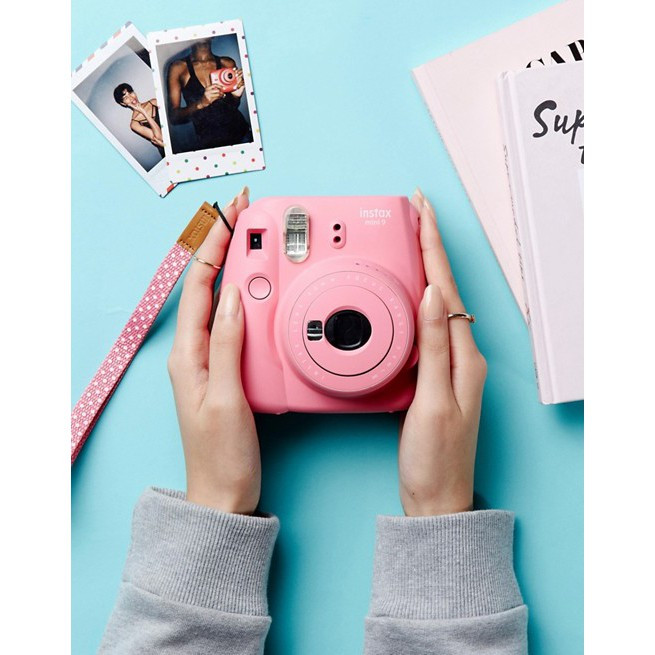 Chưa dừng lại ở đó, Instax Mini 9 còn được tích hợp gương Selfie thích hợp cho những tín đồ yêu thích tự sướng.