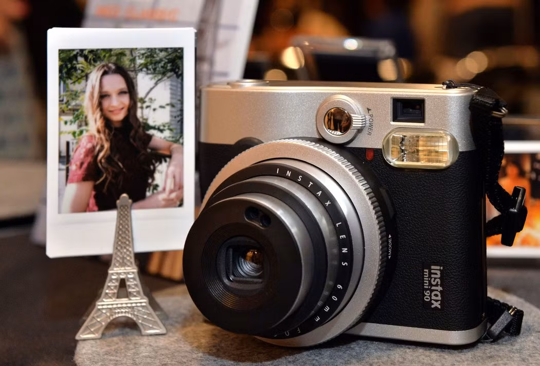 Bên cạnh đó, máy còn được bổ sung tính năng phơi sáng cùng chế độ Party Mode. Như vậy, mọi người có thể dễ dàng điều cân bằng ánh sáng khi chụp hình.