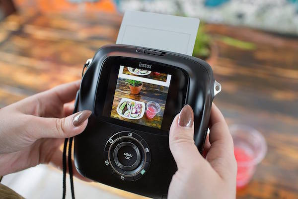 Đặc biệt, bộ cảm biến CMOS với độ phân giải 3.6 MP giúp mỗi người chụp ảnh tốt hơn. Với pin Li-on NP50, người dùng sẽ được chụp tối đa 160 tấm trong một lần sạc đầy. Thêm vào đó là thẻ SD có khả năng lưu trữ dữ liệu.