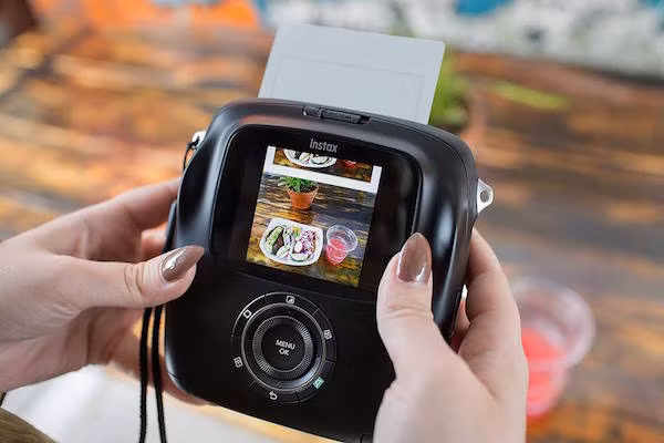 Đặc biệt, bộ cảm biến CMOS với độ phân giải 3.6 MP giúp mỗi người chụp ảnh tốt hơn. Với pin Li-on NP50, người dùng sẽ được chụp tối đa 160 tấm trong một lần sạc đầy. Thêm vào đó là thẻ SD có khả năng lưu trữ dữ liệu.