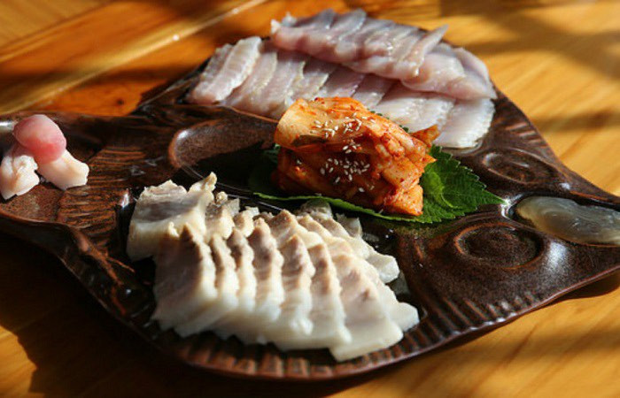 Cá đuối lên men được thái lát và bày lên đĩa như sashimi rất hấp dẫn.