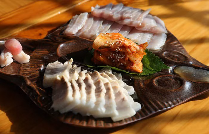 Cá đuối lên men được thái lát và bày lên đĩa như sashimi rất hấp dẫn.