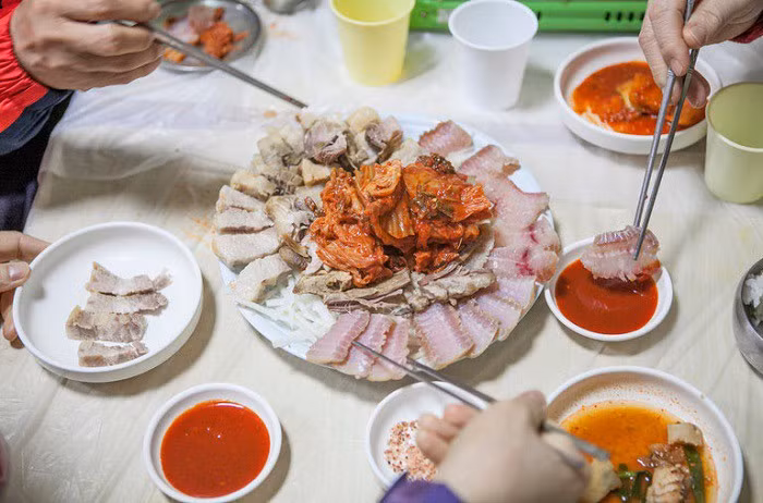 Nghe thì kinh vậy, nhưng đối với nhiều người Hàn Quốc, cá đuối càng thối thì càng thơm ngon. Miếng cá bốc mùi, màu hồng đậm là một món ăn đặc sản.