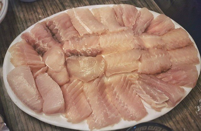 “Có người mới chỉ ngửi qua thôi đã ứa nước miếng rồi. Và hàng quán bán món ăn này thì cũng không cần phải treo biển gì cho nổi bật, vì mùi của cá bay rất xa và khi ngửi thấy, thì họ sẽ biết ở đó có bán cá đuối ngay”