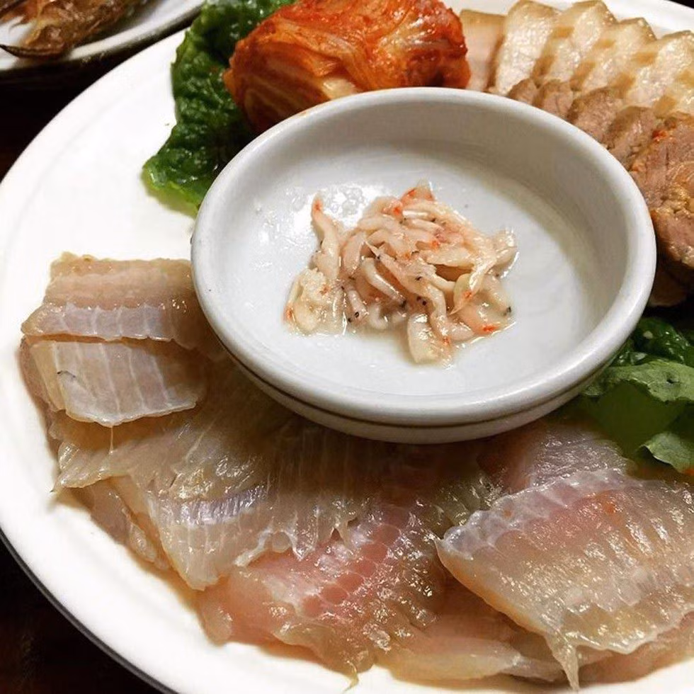 Miếng cá cực kỳ dai, thịt xốp và có sụn cứng.