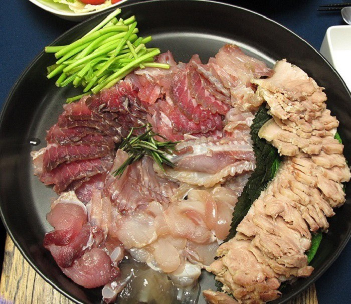 Có nhiều người khi thử ăn món cá đuối lên men lần đầu tiên, phải “ngụy trang” miếng cá bằng cách chấm vào ớt bột, gói với kim chi, tỏi, thịt heo luộc, rau và chấm thật nhiều muối ớt để không ngửi được mùi cá.