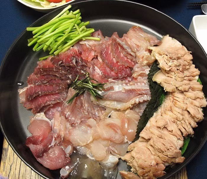 Có nhiều người khi thử ăn món cá đuối lên men lần đầu tiên, phải “ngụy trang” miếng cá bằng cách chấm vào ớt bột, gói với kim chi, tỏi, thịt heo luộc, rau và chấm thật nhiều muối ớt để không ngửi được mùi cá.