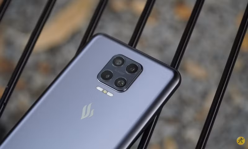 Camera ẩn dưới màn hình (Camera Under Display – CUD) là công nghệ nhiếp ảnh sử dụng trí tuệ nhân tạo (AI) cho phép chụp ảnh với chất lượng tốt nhất mà không hiển lộ camera trên giao diện, mang lại màn hình tràn tối đa và vẻ đẹp vô khuyết cho sản phẩm.