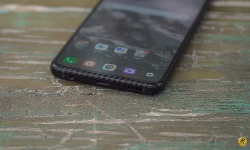 Điện thoại Vsmart Aris Pro là một trong số ít smartphone chấp nhận mạo hiểm khi chính thức thương mại hóa công nghệ camera ẩn dưới màn hình.