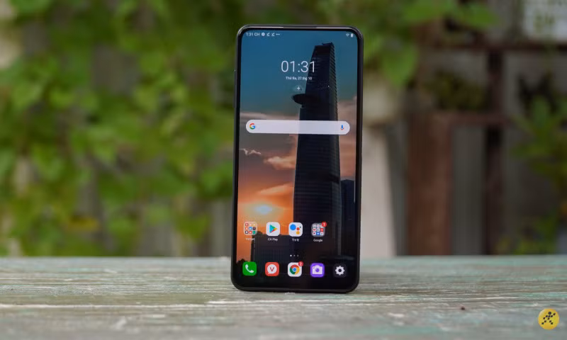 Với việc đặt camera selfie phía dưới màn hình, không gian trải nghiệm trên máy trở nên rộng rãi, thoáng hơn rất nhiều