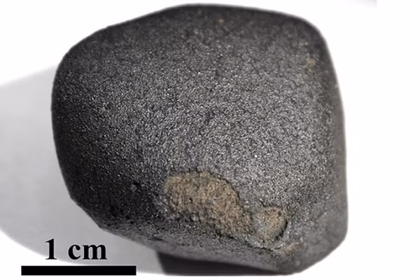 Mảnh thiên thạch nhỏ còn sót lại sau khi vượt qua khí quyển Trái Đất giúp hé lộ những thông tin về hệ Mặt Trời cách đây 4,56 tỷ năm. rơi xuống Flensburg, Đức hôm 18/2/2020.