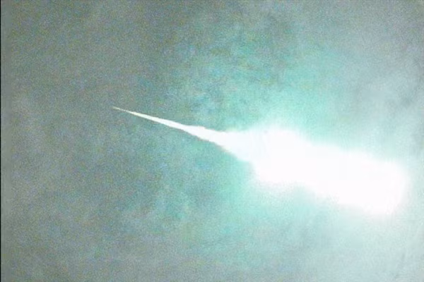 Tám mảnh vỡ bao gồm các mảnh lớn nặng 95 và 73 gram mỗi mảnh, cũng như những mảnh nhỏ nặng tới 5 gram đã được phát hiện, với tổng trọng lượng 183 gram. Bề mặt của các mảnh thiên thạch đã trở nên rỉ sét và chuyển sang màu nâu do tiếp xúc với môi trường trong khoảng 20 ngày kể từ khi rơi xuống.