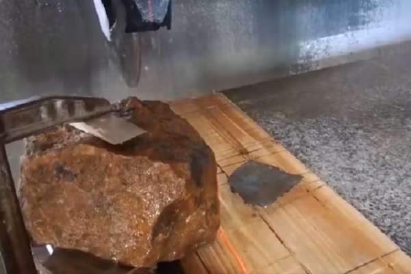 Ngày 15/7, đã phát hiện khối thiên thạch lớn nhất từng rơi xuống nước Đức. Khối thiên thạch nằm nhiều năm trong vườn nhà dân ở thị trấn Blaubeuren phía đông nam nước này, theo Trung tâm Hàng không vũ trụ Đức (DLR). Chuyên gia về thiên thạch Dieter Heinlein, vật thể có khối lượng 30,26 kg.