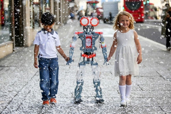 Robot cá nhân Meccano Meccanoid G15 KS: Robot này có khoảng 1200 chi tiết gồm bộ não, đèn led và động cơ…Robot có khả năng mô phỏng theo từng động tác giống với con người.