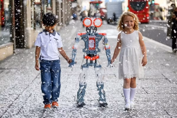 Robot cá nhân Meccano Meccanoid G15 KS: Robot này có khoảng 1200 chi tiết gồm bộ não, đèn led và động cơ…Robot có khả năng mô phỏng theo từng động tác giống với con người.