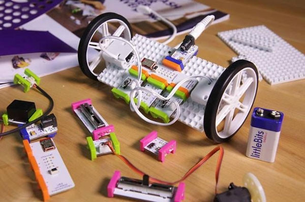 Đồ chơi công nghệ LittleBits: Đồ chơi công nghệ thông minh LittleBits giúp trẻ thỏa sức sáng tạo khi kết hợp các bộ phận của mạch với các vật bình thường để tạo ra thứ khác biệt