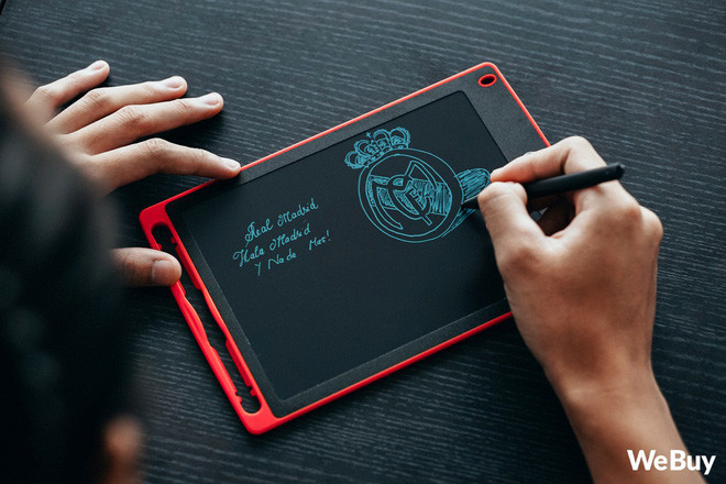 Bảng vẽ LCD: Chiếc bảng vẽ LCD này chỉ dùng viên pin khuy áo nhưng có thời lượng sử dụng cực lâu, đi kèm bút bằng nhựa, hiển thị nét vẽ nhanh, có nét thanh nét đậm và bề mặt phủ nhám để tăng độ bám, cảm giác lướt bút rất tự nhiên.