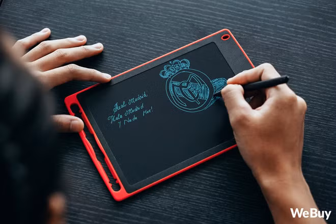 Bảng vẽ LCD: Chiếc bảng vẽ LCD này chỉ dùng viên pin khuy áo nhưng có thời lượng sử dụng cực lâu, đi kèm bút bằng nhựa, hiển thị nét vẽ nhanh, có nét thanh nét đậm và bề mặt phủ nhám để tăng độ bám, cảm giác lướt bút rất tự nhiên.