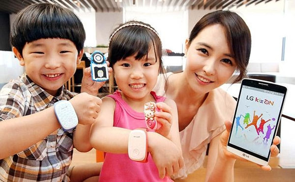 Thiết bị đeo tay LeapBand: Với thiết kế hơn 50 thử thách vận động và trò chơi kết hợp với những tính năng đặc biệt giúp bé tích cực vận động và phát triển. Món đồ chơi công nghệ thông minh này theo dõi và giúp bé vận động thông qua trò chơi vui nhộn: nhảy như thú cưng giúp cho thú cưng cho vui vẻ và mạnh khỏe