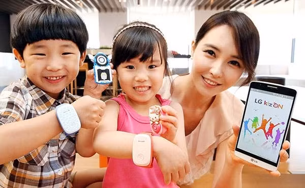 Thiết bị đeo tay LeapBand: Với thiết kế hơn 50 thử thách vận động và trò chơi kết hợp với những tính năng đặc biệt giúp bé tích cực vận động và phát triển. Món đồ chơi công nghệ thông minh này theo dõi và giúp bé vận động thông qua trò chơi vui nhộn: nhảy như thú cưng giúp cho thú cưng cho vui vẻ và mạnh khỏe