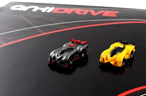 Đồ chơi công nghệ Anki Drive: bộ đồ chơi công nghệ đua xe đầu tiên được điều khiển bằng điện thoại thông minh qua Bluetooth, đồ chơi giúp bé tăng khả năng xử lý tình huống bằng cách trải nghiệm đua xe trên chân thực sống động trên đường đua việc điều khiển xe bằng điện thoại.