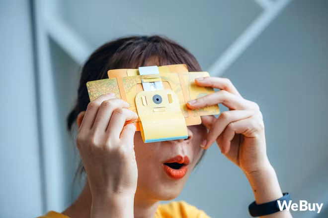 Kính hiển vi Foldscope: Foldscope sử dụng chất liệu giấy là chính, đi kèm thấu kính với độ phóng đại cao, có thể soi được sợi tóc người, những loại côn trùng nhỏ hay thậm chí là các tế bào máu.