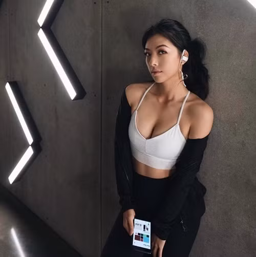 Vẻ đẹp của nữ golf thủ sinh năm 1999 là sự hòa trộn giữa các đường nét phương Đông và phong cách cá tính, sắc sảo, gợi tình đặc trưng của phương Tây.