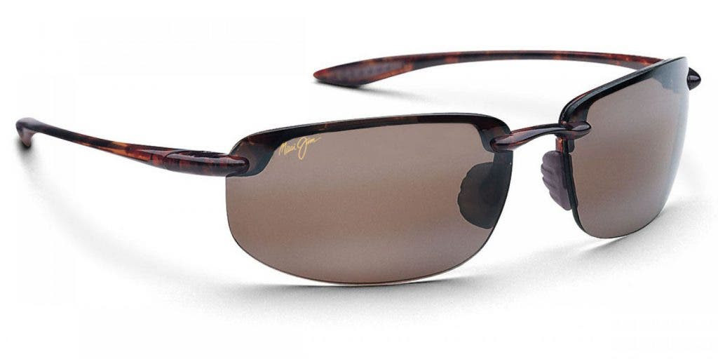 12. MAUI JIM HO’OKIPA: Đây là kính mát golf tốt nhất của Maui Jim Ho’Okipa với ống kính màu nâu. Maui Jim tạo ra một chiếc kính golf tuyệt vời bởi vì khung nhẹ, không có vành. Để kính không rơi, miếng đệm mũi cao su được thiết kế đầu kẹp tuy nhiên vẫn đảm bảo thoải mái khi đeo. Những chiếc kính này cũng có khả năng chống nước và chống trầy xước, khiến chúng trở nên bền. Chúng cũng cho bạn một tầm nhìn ngoại vi tuyệt vời.