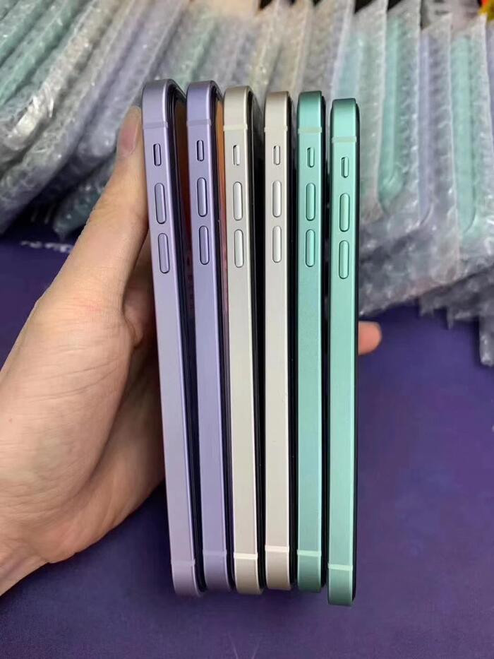 iPhone 11 sau khi được độ vỏ có ngoại hình rất giống iPhone 12 với khung viền vuông vức, mặt lưng được làm từ kính.