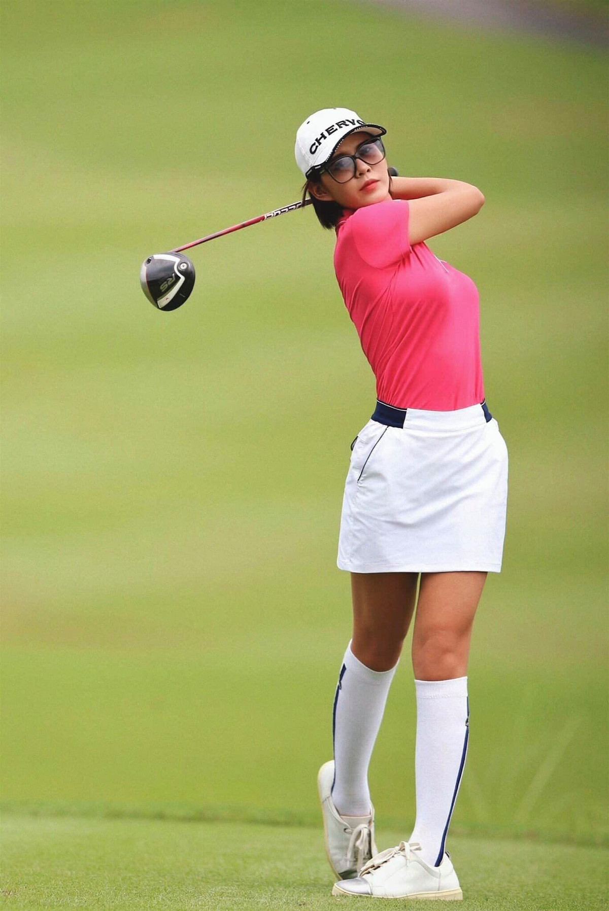 Người đẹp đến từ Tuyên Quang thường xuyên chia sẻ hình ảnh trên sân golf của mình cực xinh đẹp.