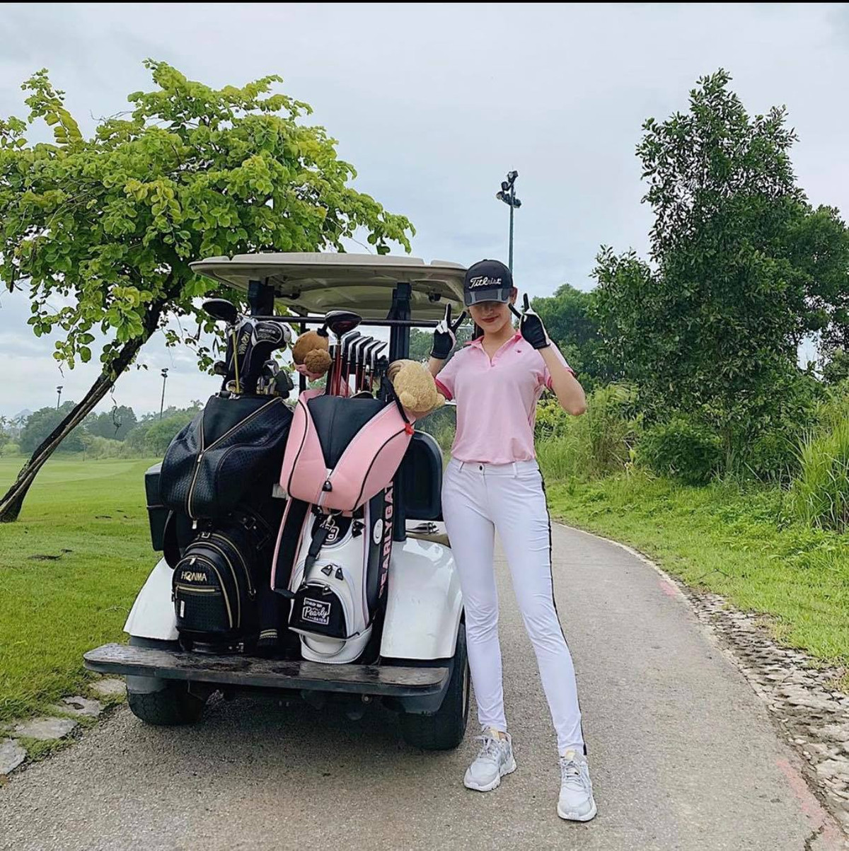 Cô nàng cực kì năng động nhưng không kém phần nữ tính trong trang phục golf, dân tình không khỏi xuýt xoa khen ngợi.