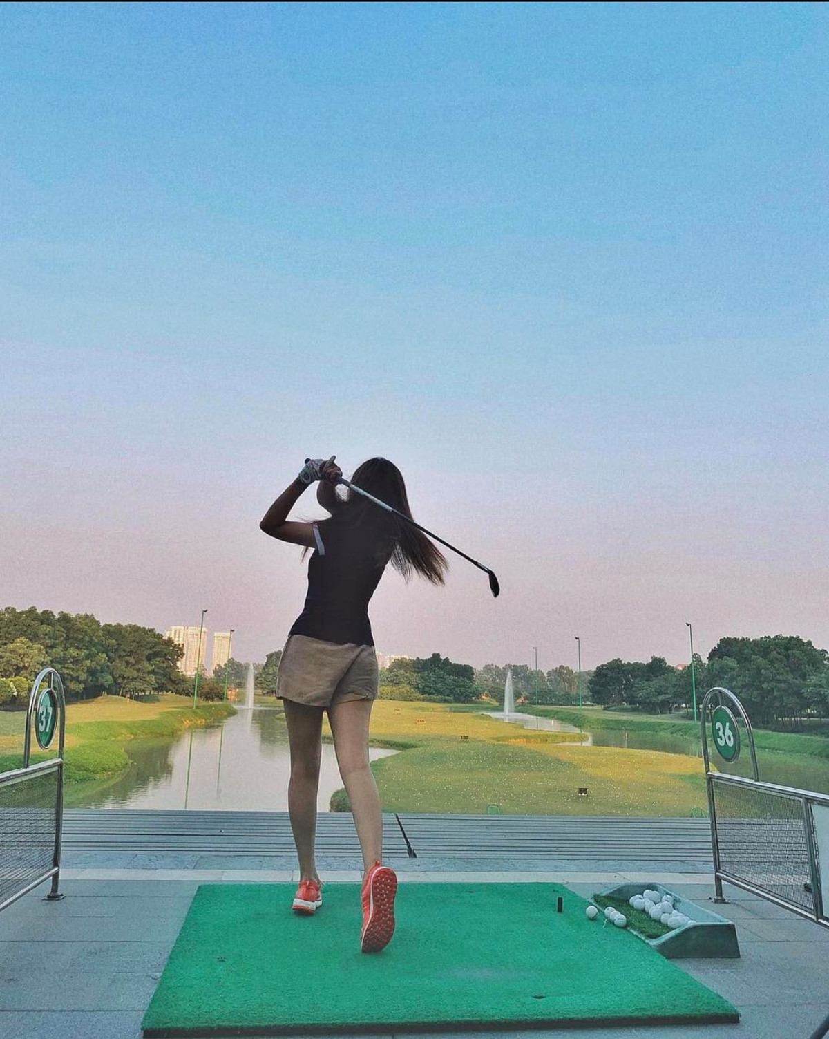 Cách tạo dáng khi đánh golf tuyệt đẹp khiến dân tình xuýt xoa của cô nàng.