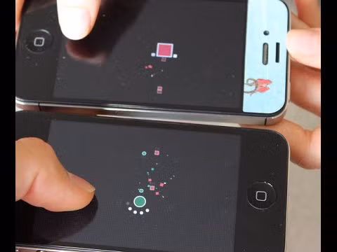 Tuy đồ họa không được đẹp cho lắm! Nhưng game rất nhẹ và có thể kết nối với 2 máy cách biệt để chơi. Lối chơi trong Dual được nhà sản xuất làm rất đơn giản. Bạn chỉ cần trang bị 2 chiếc smartphone có kết nối wifi hoặc bluetooth