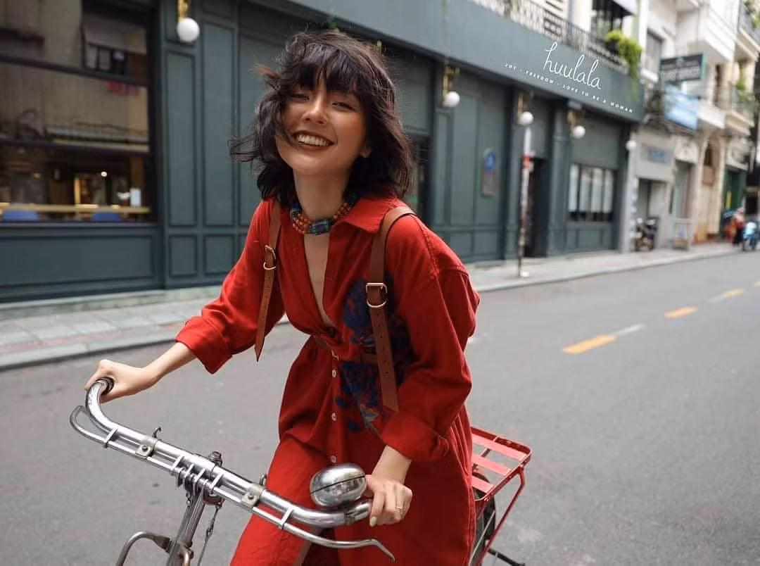 Vẻ đẹp khi trang điểm lên lại vô cùng sắc sảo, phù hợp với những trang phục cá tính.