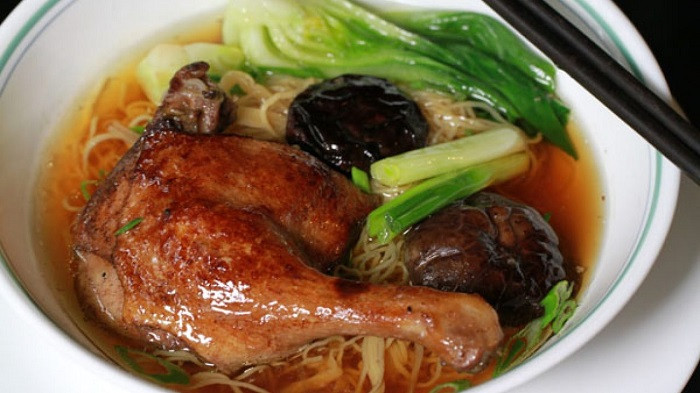 8. Mì vịt tiềm sử dụng sợi mì nhỏ, mỏng nhưng có độ dai nên khi ăn sẽ rất thú vị. Nước dùng được hầm bởi nấm và nhiều loại thảo mộc tạo vị thanh khi ăn. Mì sẽ được dùng cùng rau cải, nấm cùng với đó là thịt vịt nướng hấp dẫn.